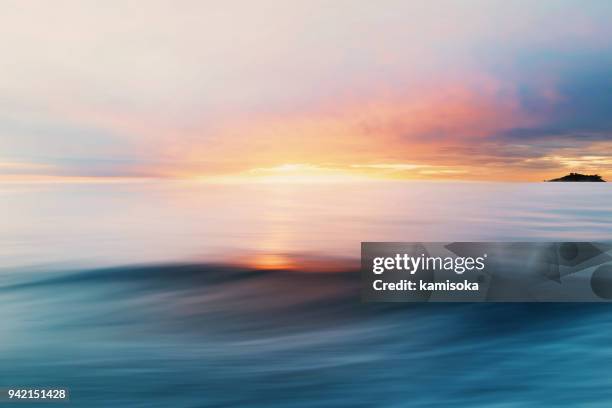 abstract zee en hemelachtergrond - sunset sky stockfoto's en -beelden