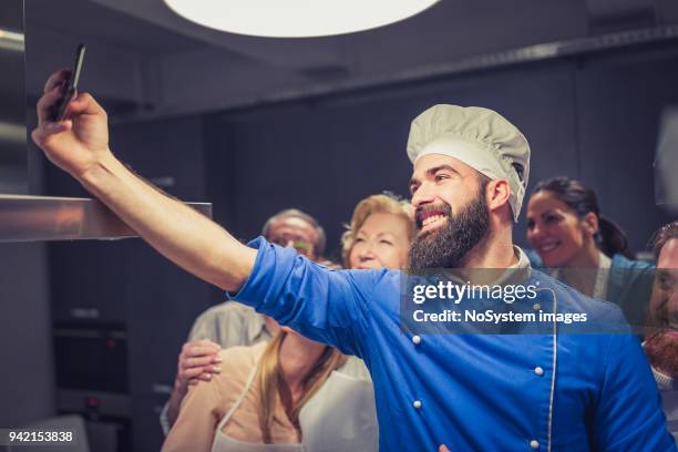 teilnehmer der kochkurs unter selfies mit chef - dosen schießen stock-fotos und bilder