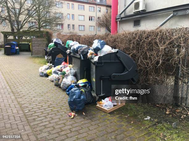 overfilled dustbins (berlin, germany) - traboccante foto e immagini stock