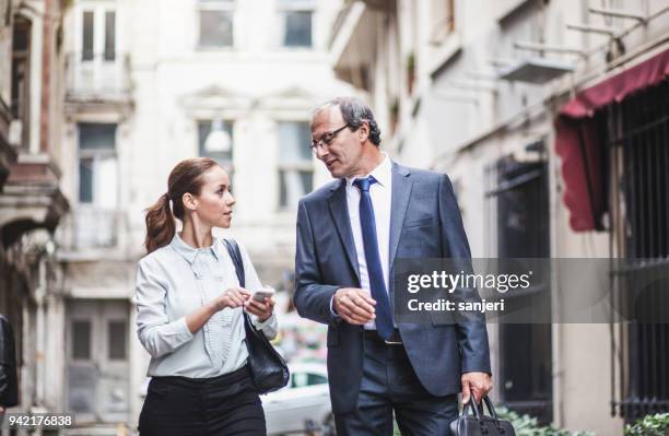 business-leute diskutieren, walking down the street - neue wege gehen stock-fotos und bilder