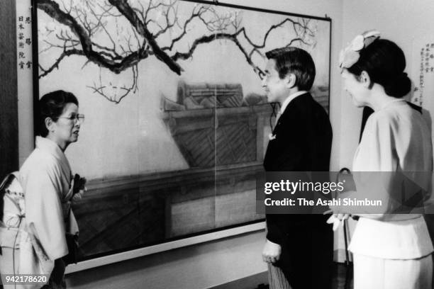 Emperor Akihito and Empress Michiko watch an artwork of artist Kazuko Gokura during the Japan Art Academy Award Ceremony on June 4, 1990 in Tokyo,...