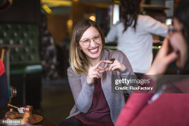 tomar café y tener una charla - sign language fotografías e imágenes de stock