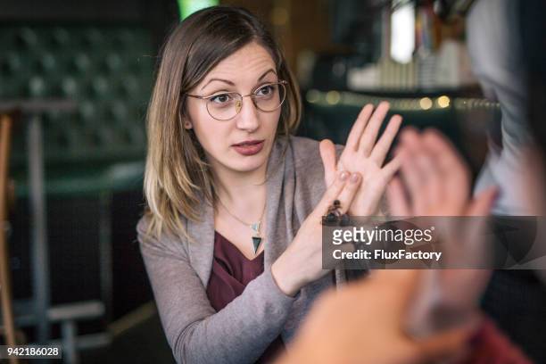 lovely woman showing a sign - idiomas imagens e fotografias de stock