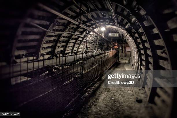 pasillo subterráneo de la mina carbón con cinta transportadora de carbón duro - coal mine fotografías e imágenes de stock