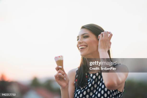 eis macht mich immer glücklich - cream horn stock-fotos und bilder