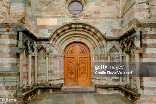 "portale dello zodiaco", sacra di san michele, italy - sacra di san michele foto e immagini stock