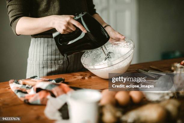 junge haus frau mischen wischte creme - schneebesen stock-fotos und bilder