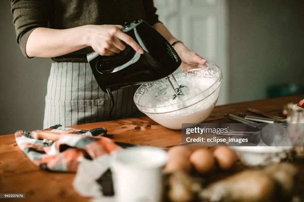 Jonge hous vrouw mengen veegde crème