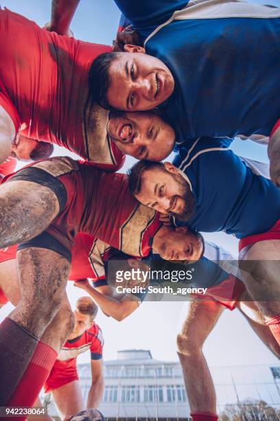 rugby-spieler auf einem aufdrängend feld - scrum stock-fotos und bilder
