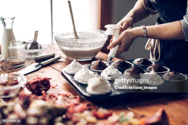 produzione di deserto dolce - cupcake foto e immagini stock