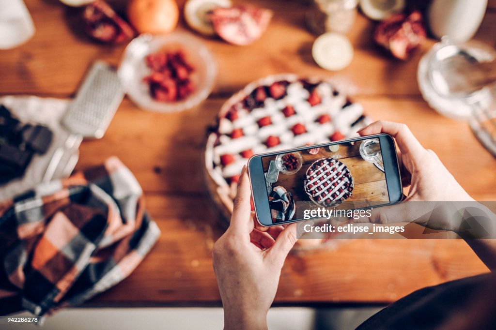 Vrouw fotograferen haar taart