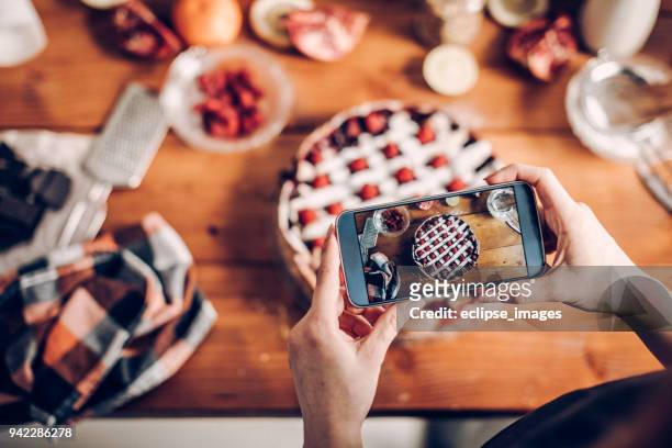 vrouw fotograferen haar taart - making cake stockfoto's en -beelden