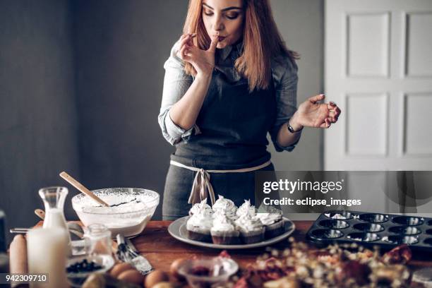 désert de douce faisant jeune femme - faire un gâteau photos et images de collection