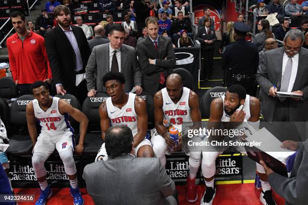 Head Coach Steve Van Gundy speaks with Andre Drummond, Ish Smith, Anthony Toliver and Stanley Johnson of the Detroit Pistond during the game against...