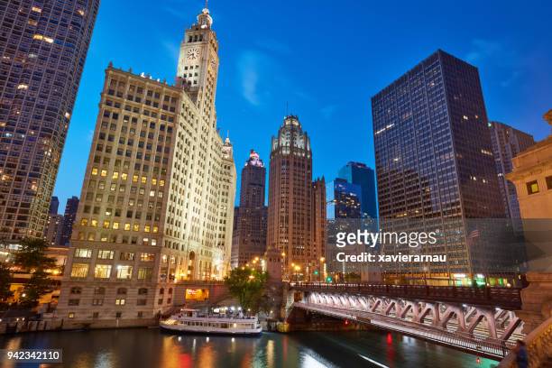 ミシガンアベニューブリッジ - michigan avenue chicago ストックフォトと画像