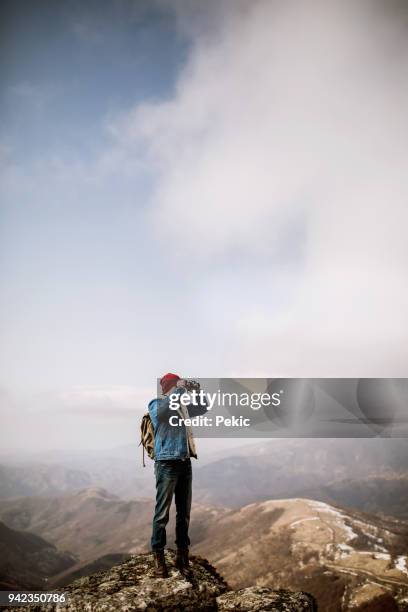 randonnée à solitude - paire de jumelles photos et images de collection