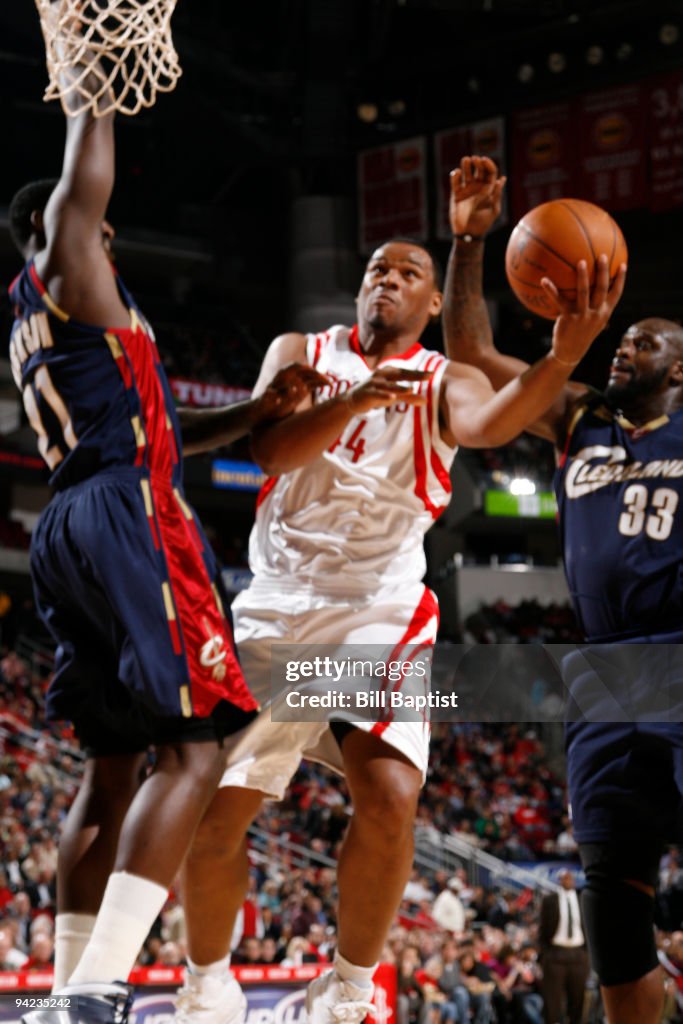Chuck Hays Rockets Chuck Hayes of the Houston Rockets shoots the ball over Shaquille ...