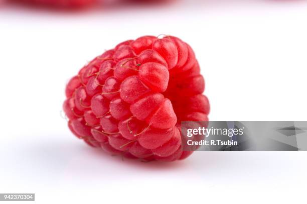 fresh raspberry isolated - raspberry stockfoto's en -beelden