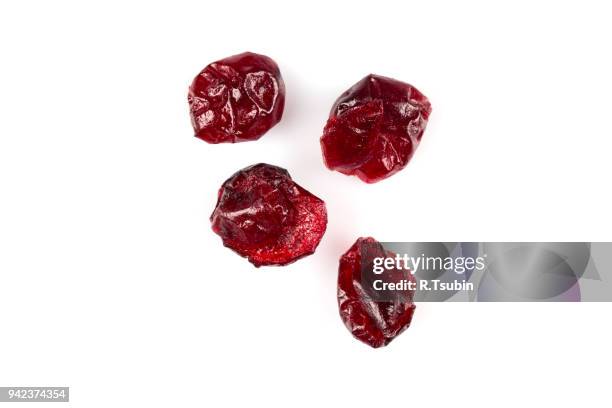 pieces of dried cranberries - dry stockfoto's en -beelden