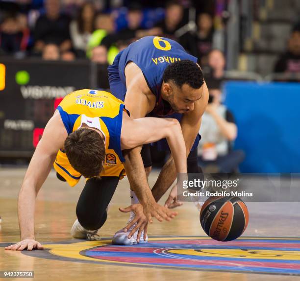 Adam Hanga, #9 of FC Barcelona Lassa competes with Alexey Shved, #1 of Khimki Moscow Region during the 2017/2018 Turkish Airlines EuroLeague Regular...
