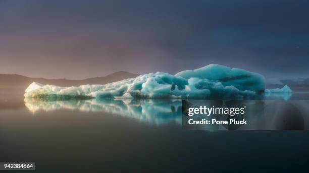 icebergs floating in the river jökulsárlón, iceland - istäcke bildbanksfoton och bilder