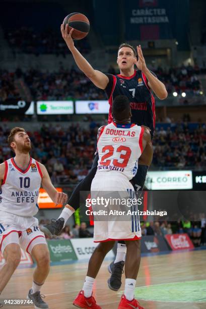 Johannes Voigtmann, #7 of Baskonia Vitoria Gasteiz competes with Toney Douglas, #23 of Anadolu Efes Istanbul during the 2017/2018 Turkish Airlines...