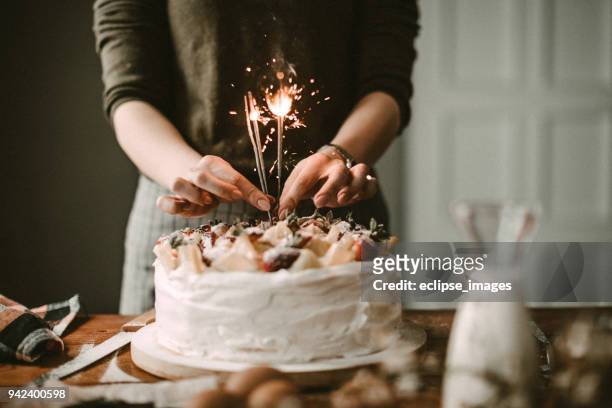 streusel sind alle nahe - happy birthday cake stock-fotos und bilder