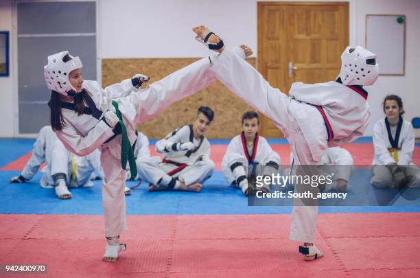 kinder taekwondo training - judo stock-fotos und bilder