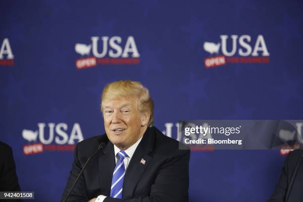 Trump Round Table 566 Round Table (Furniture) Stock Photos, High-Res Pictures, and Images ...
