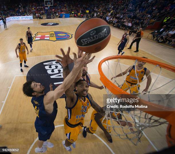 Malcolm Thomas, #23 of Khimki Moscow Region competes with Ante Tomic, #44 of FC Barcelona Lassa during the 2017/2018 Turkish Airlines EuroLeague...