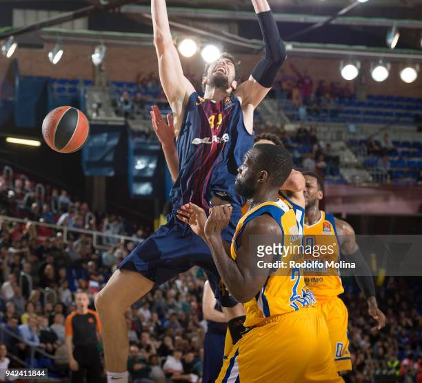 Ante Tomic, #44 of FC Barcelona Lassa competes with Malcolm Thomas, #23 of Khimki Moscow Region during the 2017/2018 Turkish Airlines EuroLeague...