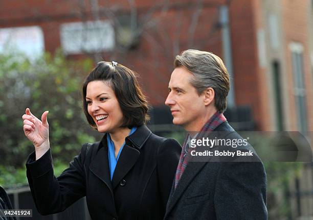 Alana de la Garza and Linus Roache on location for "Law & Order" on the streets of Manhattan on December 9, 2009 in New York City.