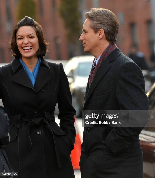 Alana de la Garza and Linus Roache on location for "Law & Order" on the streets of Manhattan on December 9, 2009 in New York City.