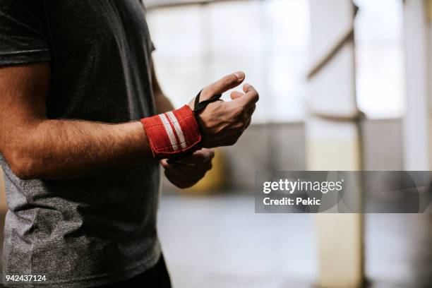 スポーツ手袋を抱き合わせ - トレーニンググローブ ストックフォトと画像