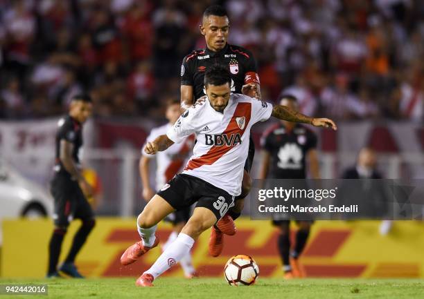 Ignacio Scocco of River Plate fights for ball with William Tesillo of Independiente Santa Fe during a Copa CONMEBOL Libertadores match between River...