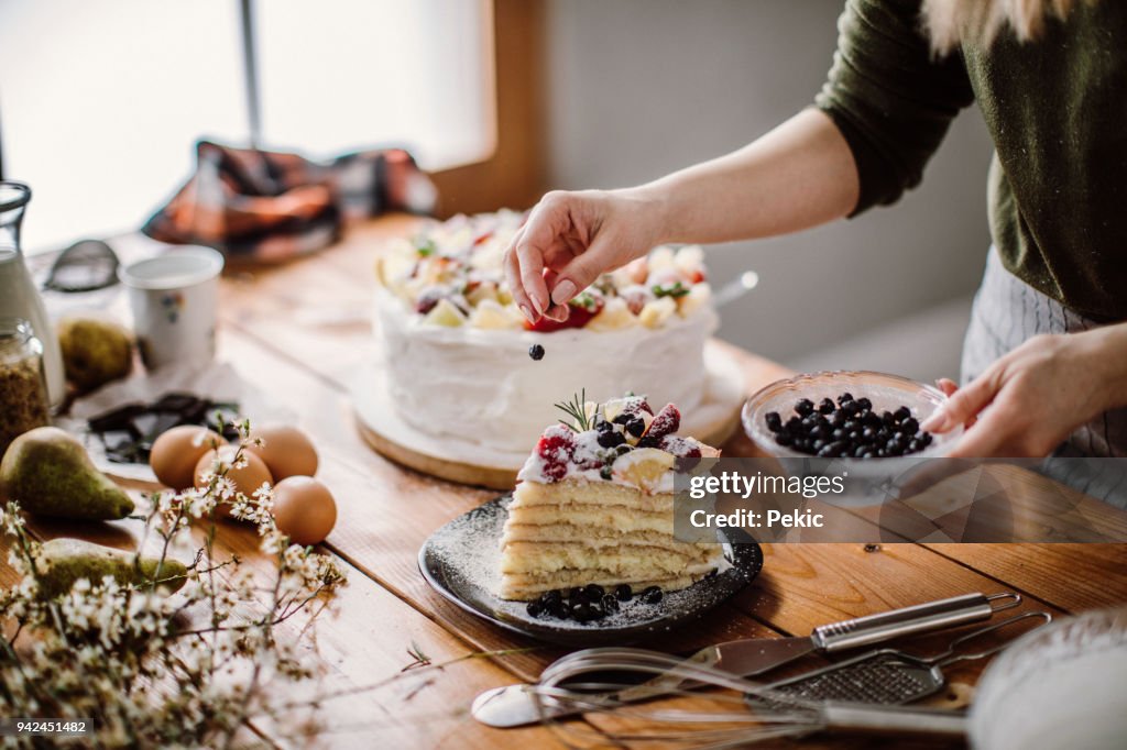 Frau Schnitt einen Stück Kuchen für den Geburtstag Zelebranten
