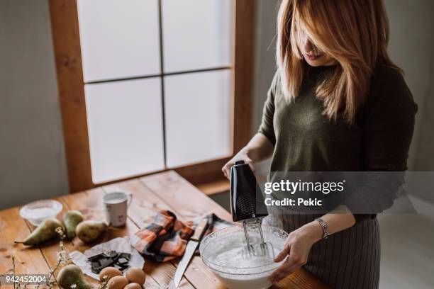 herstellung von leckeren kuchen sahne - rührbesen stock-fotos und bilder