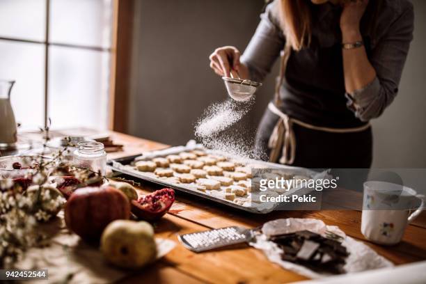 decorating gingerbread cookies with powdered sugar - pastry imagens e fotografias de stock