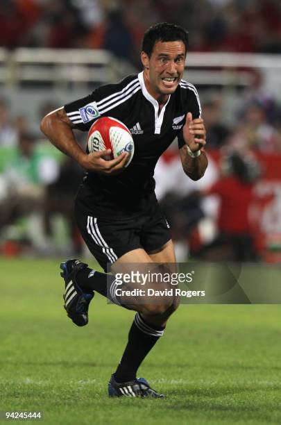 Zar Lawrence of New Zealand runs with the ball during the IRB Sevens tournament at the Dubai Sevens Stadium on December 5, 2009 in Dubai, United Arab...
