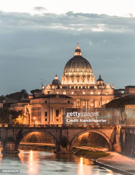skyline de rome au crépuscule - vatican photos et images de collection