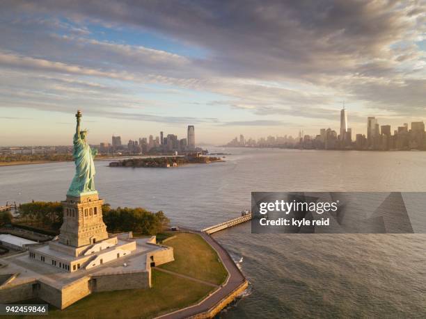 lady liberty - statue of liberty new york city fotografías e imágenes de stock