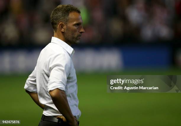 Lucas Bernardi, coach of Estudiantes, looks on during a match between Estudiantes and Santos as part of Copa CONMEBOL Libertadores 2018 at Estadio...