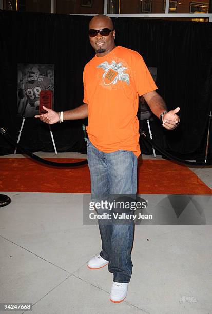Lamar Thomas arrives at ESPN Films "30 for 30" Premiere of The U at the Lyric Theater on December 9, 2009 in Miami, Florida.