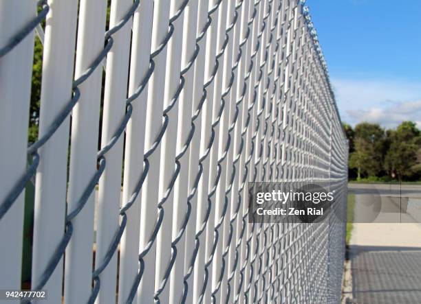 dimishing perspective view of a chainlink fence - white vinyl fence - fotografias e filmes do acervo