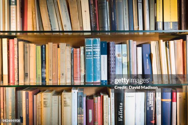 book shelves - bookshelf foto e immagini stock