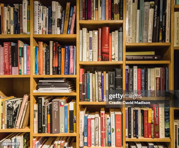 book shelves - mensola per libri foto e immagini stock