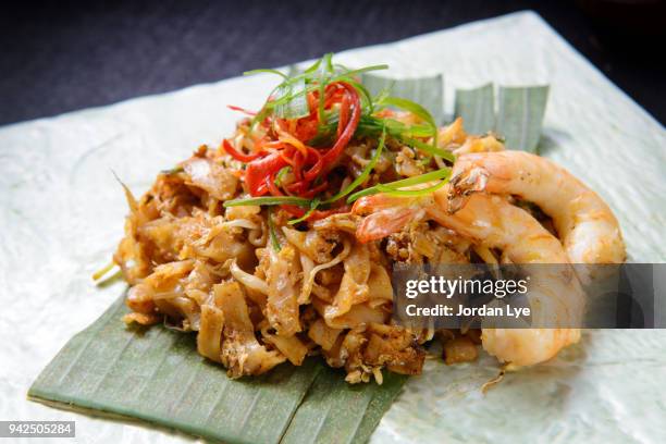 fried char kway teow - char kway teow stock pictures, royalty-free photos & images