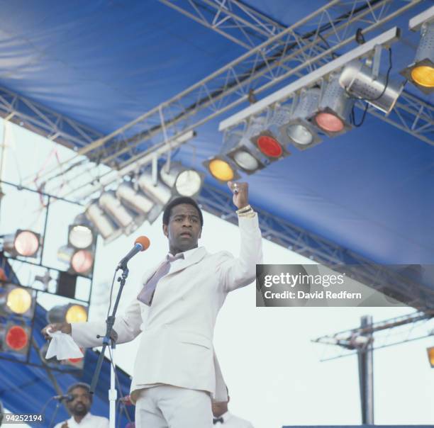 Al Green performs on stage at the New Orleans Jazz and Heritage Festival in New Orleans, Louisiana on May 01, 1988.