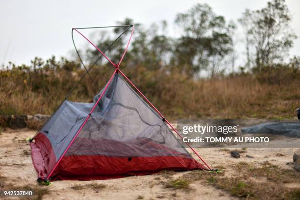 tent pitching in-progress - picchetto da tenda foto e immagini stock