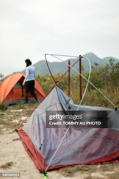 tent pitching in-progress - picchetto da tenda foto e immagini stock